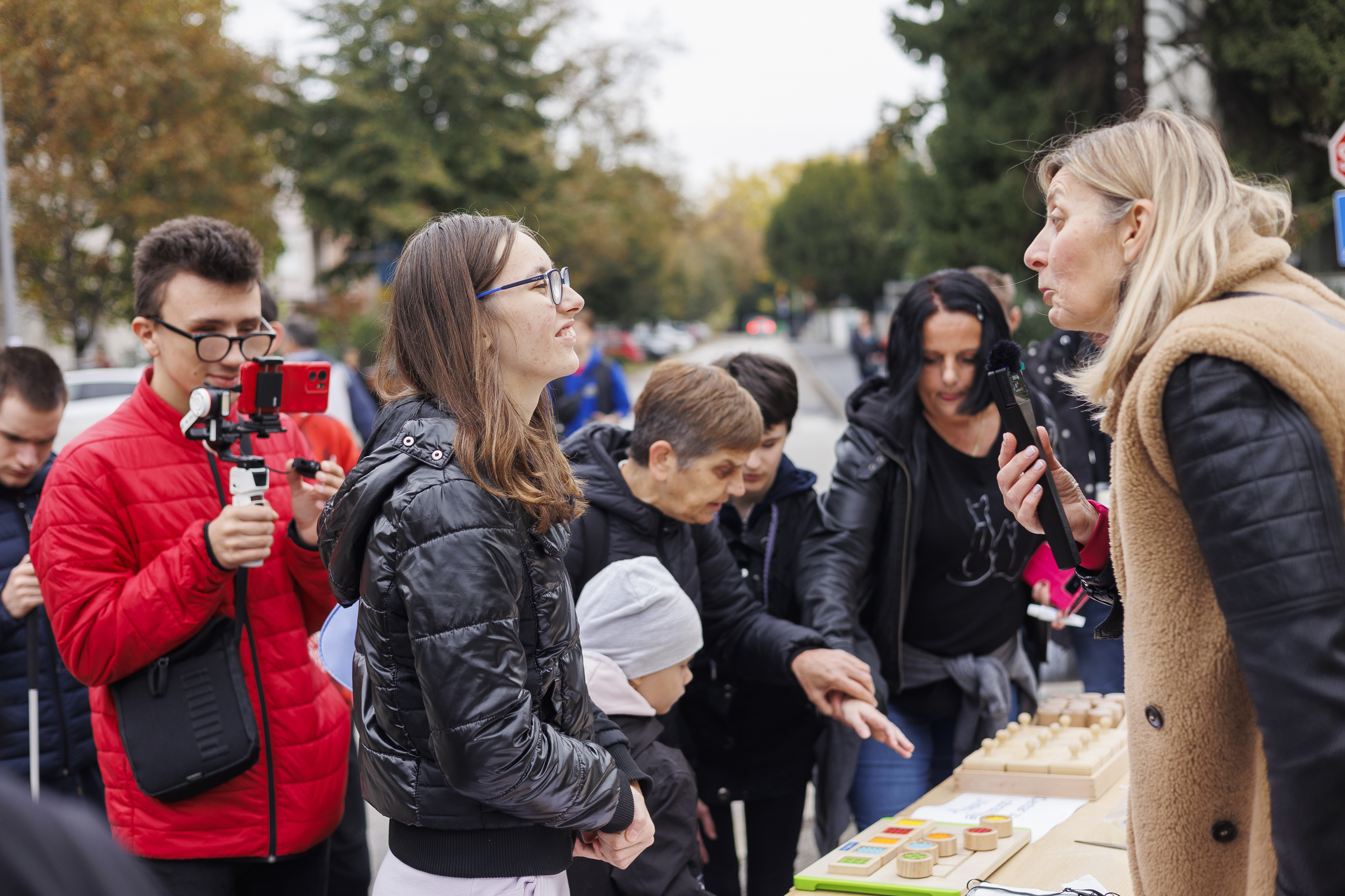 Đurđica na štandu Centra "Vinko Bek" s profesoricom Blaženkom