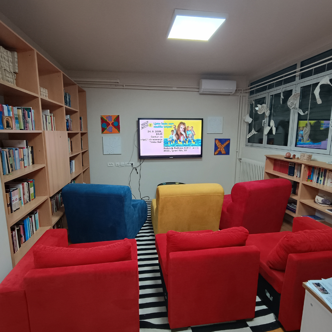 Prazna knjižnica čeka filmsku projekciju