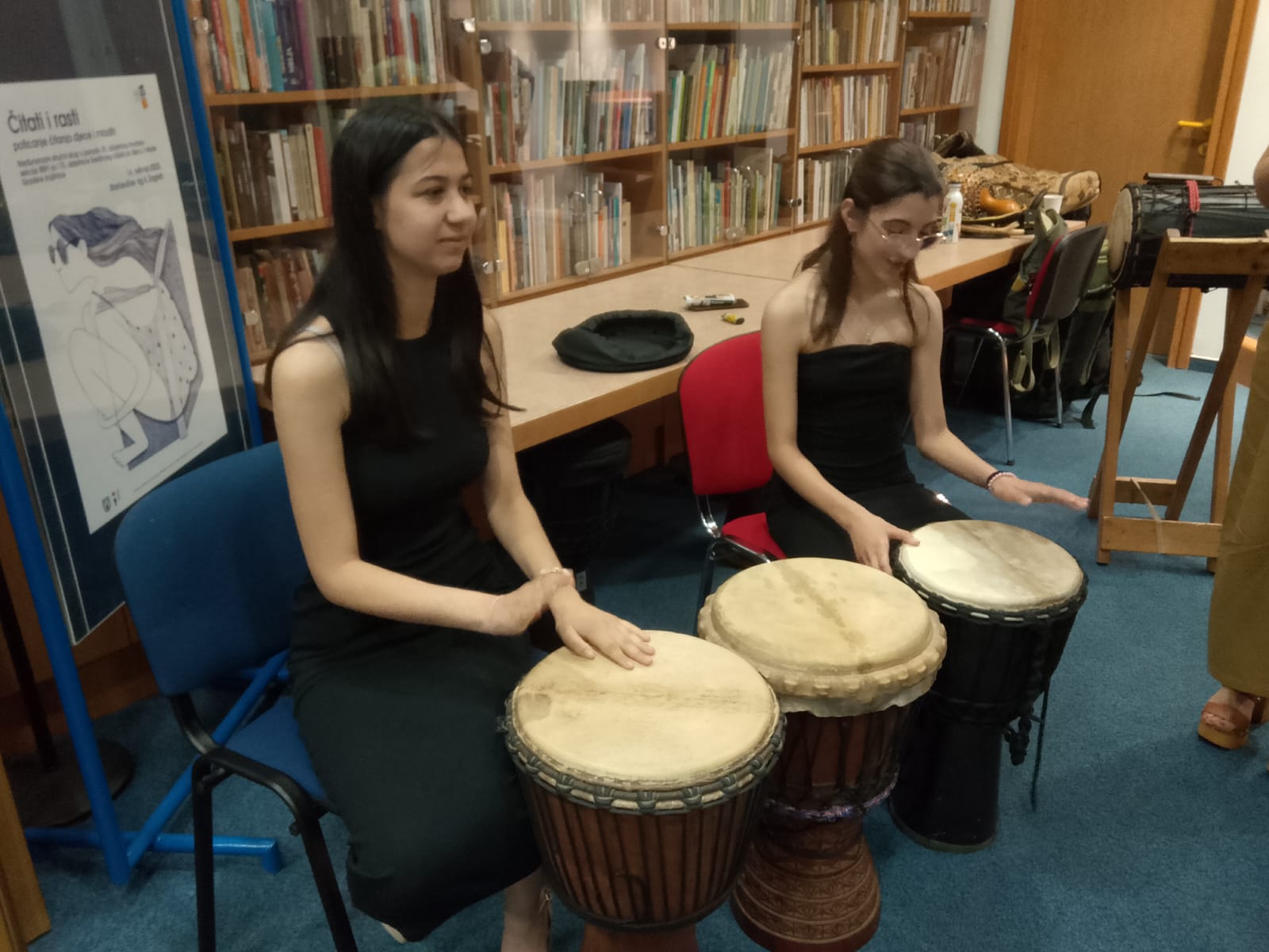 Karlolina i Gabrijela sviraju bubnjeve