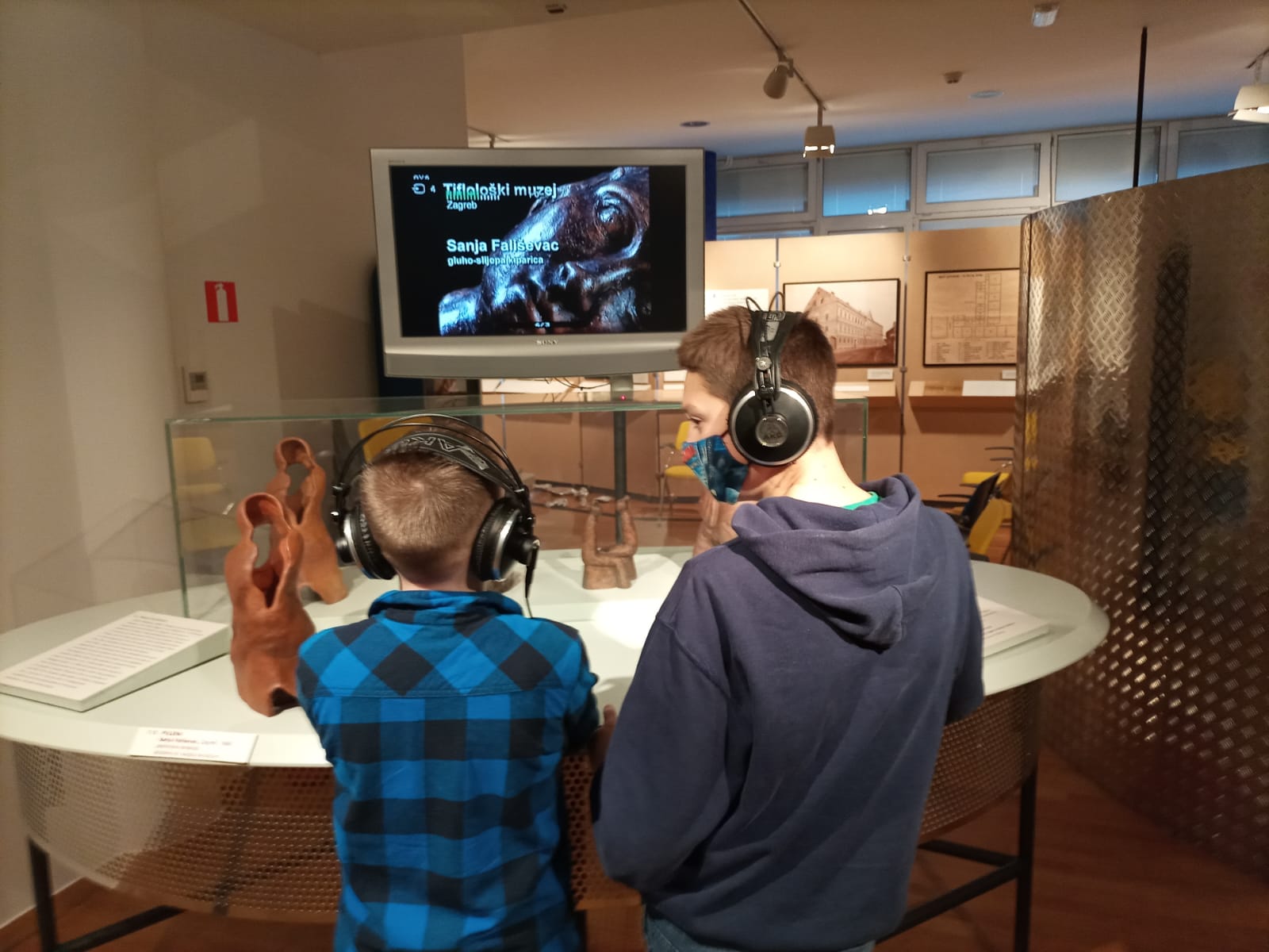 Učenici slušaju o muzeju i izlošcima