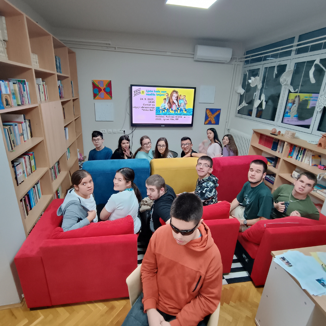 Korisnici u knjižnici s nestrpljenjem čekaju početak filma
