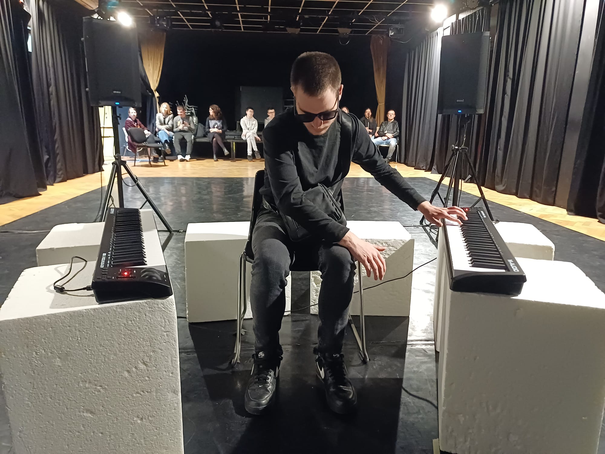 Korisnika Mate svira klavijature