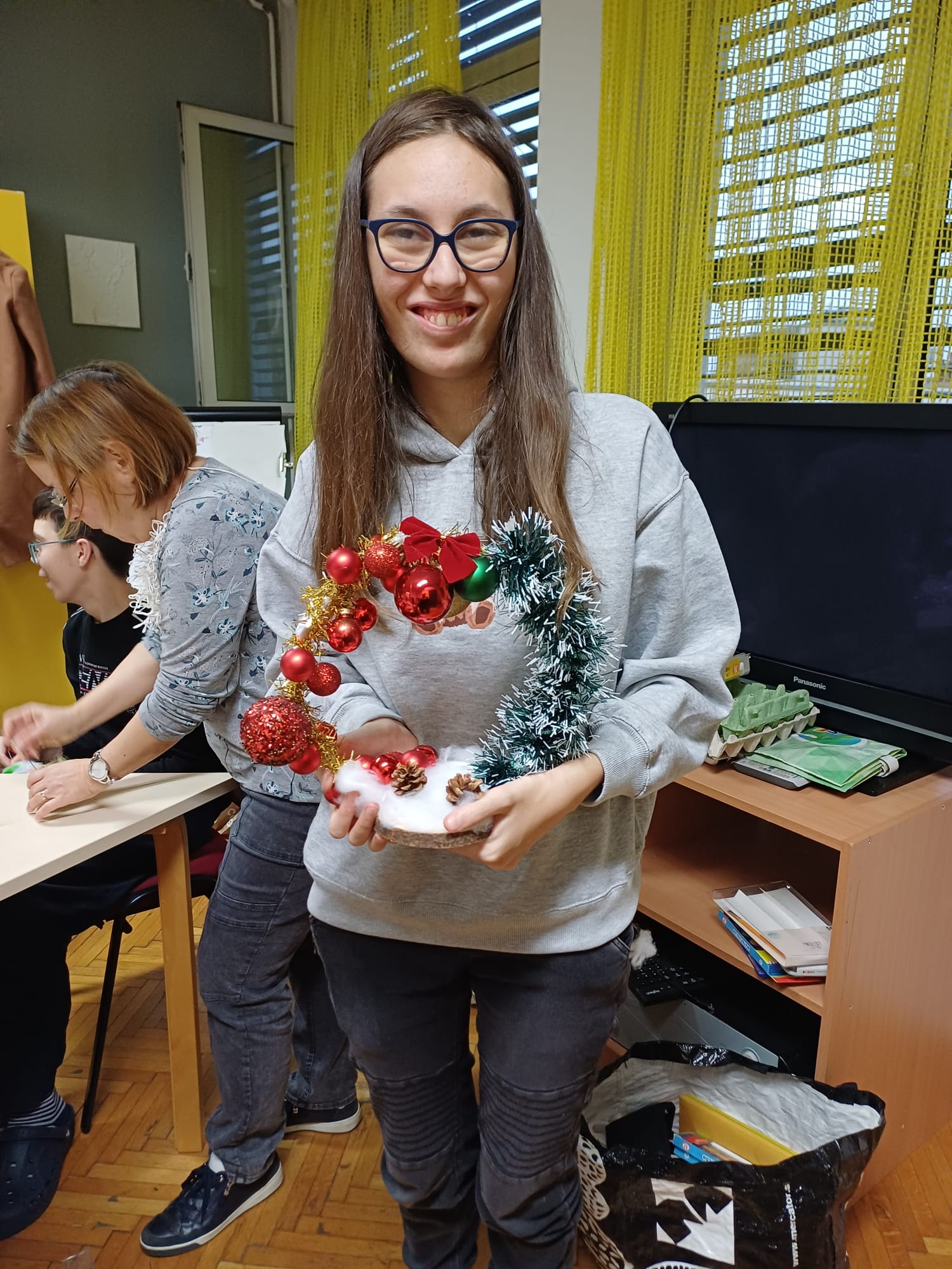 Korisnicak drži gotov božićn ukras.