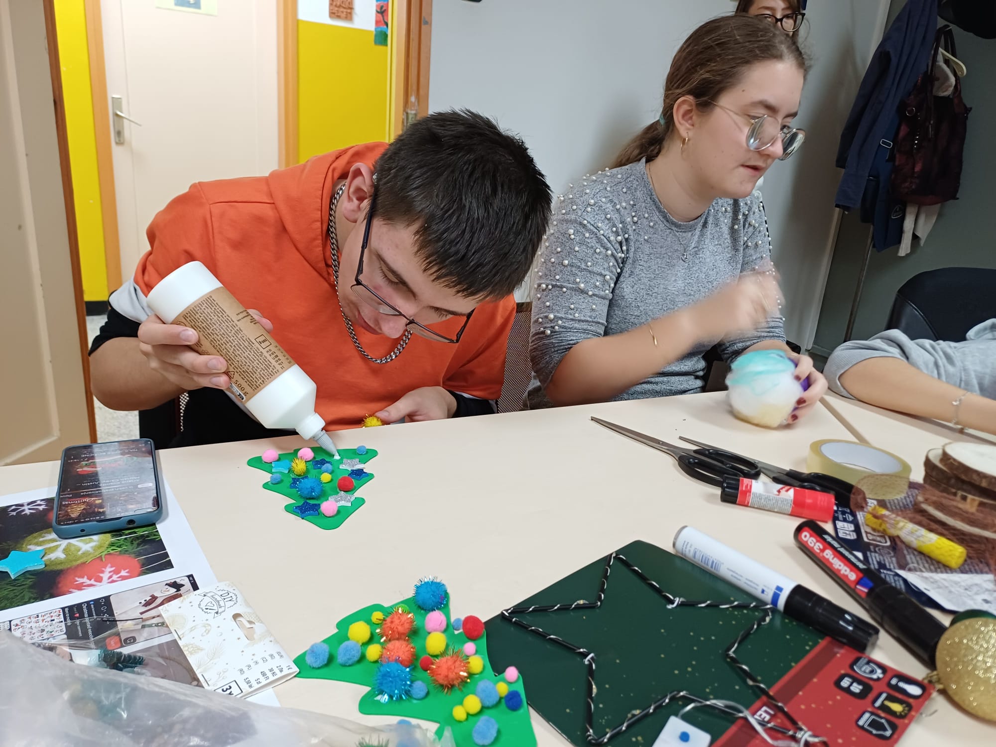 Korisnik izrađuje božićni ukras