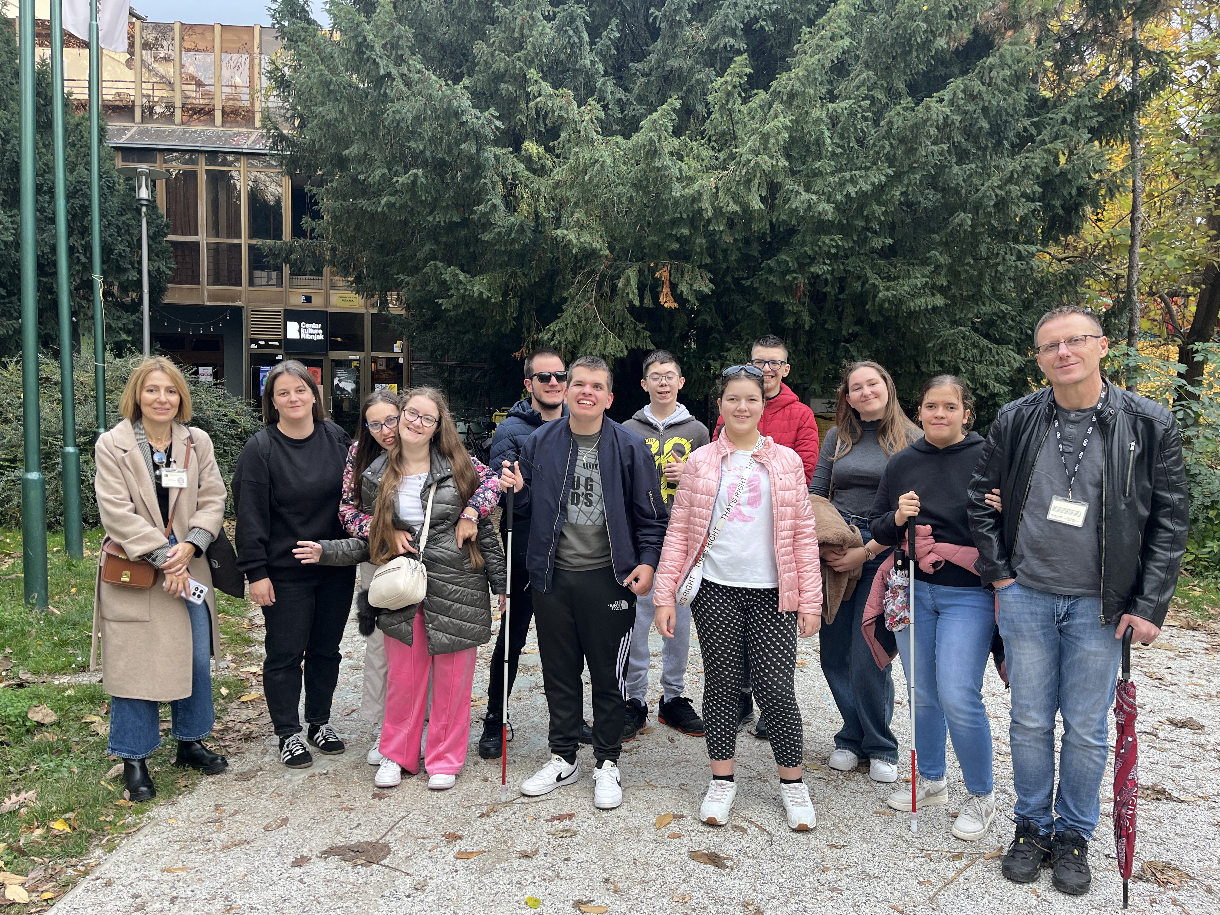 Grupna fotografija korisnika i stručnih radnika u Centru Ribnjak