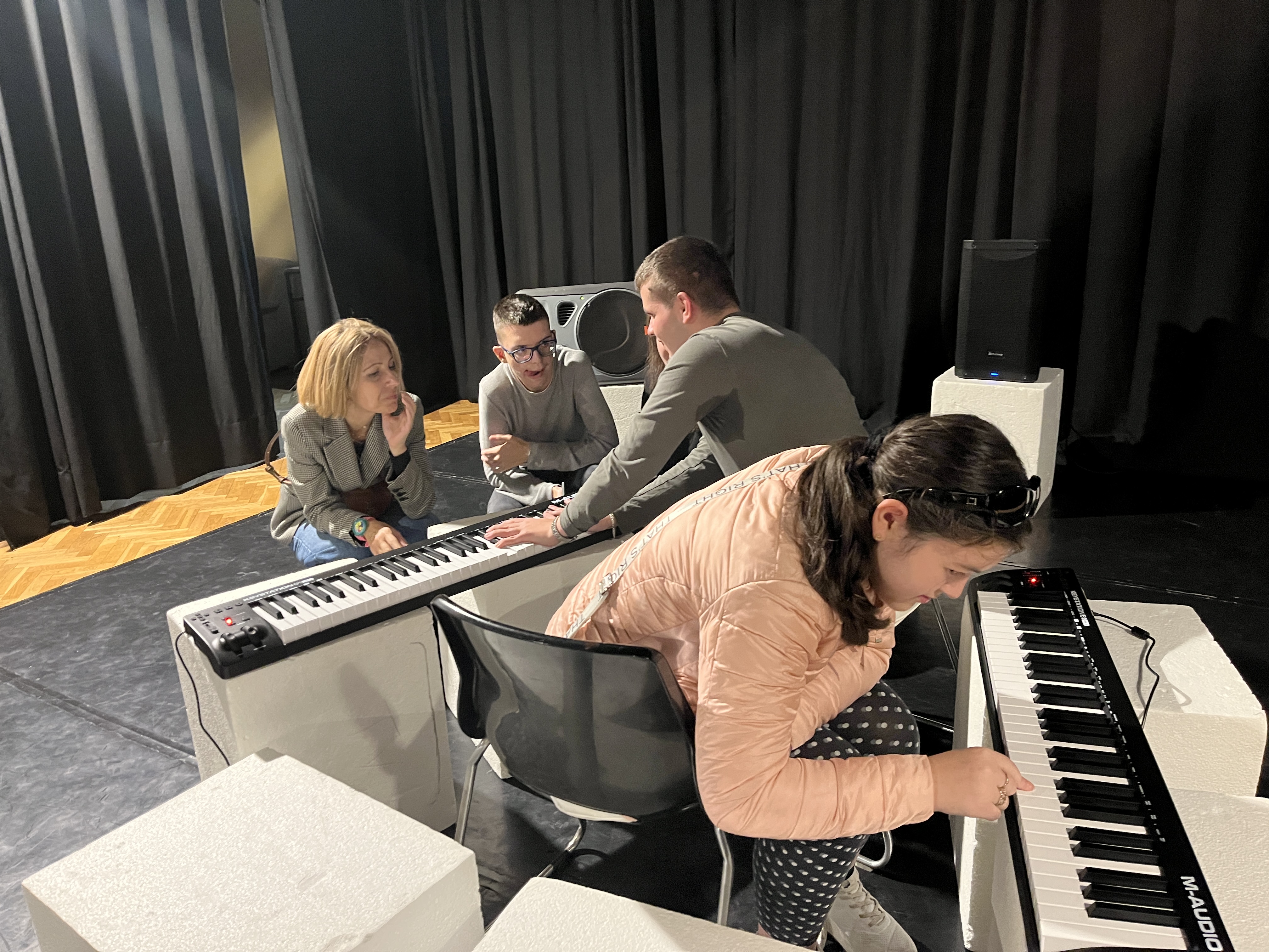 Korisnici sviraju klavijature uz pomoć profesorice Maje