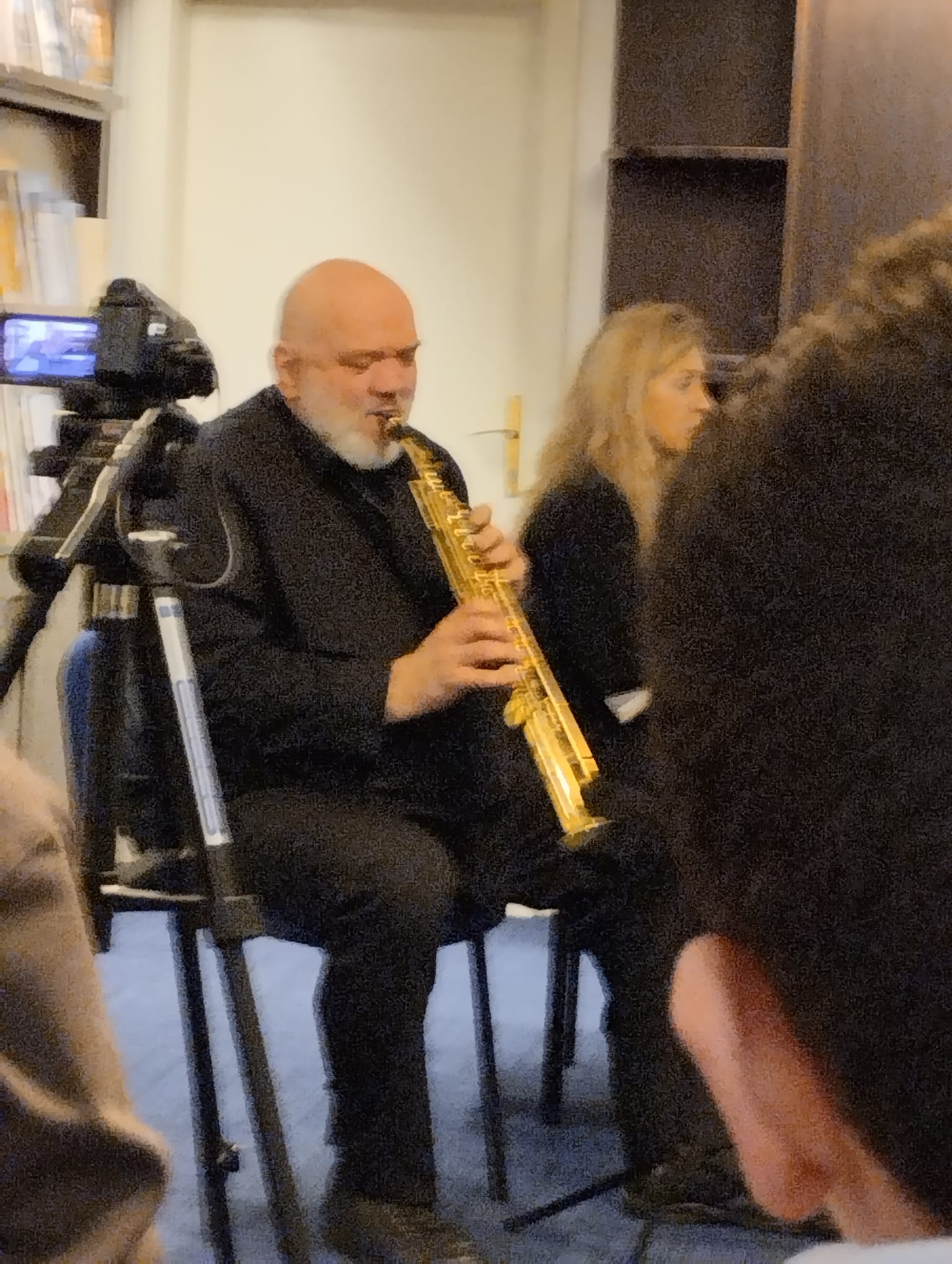 Na slici umjetnik Saša Nesterović svira sopran saksofon.