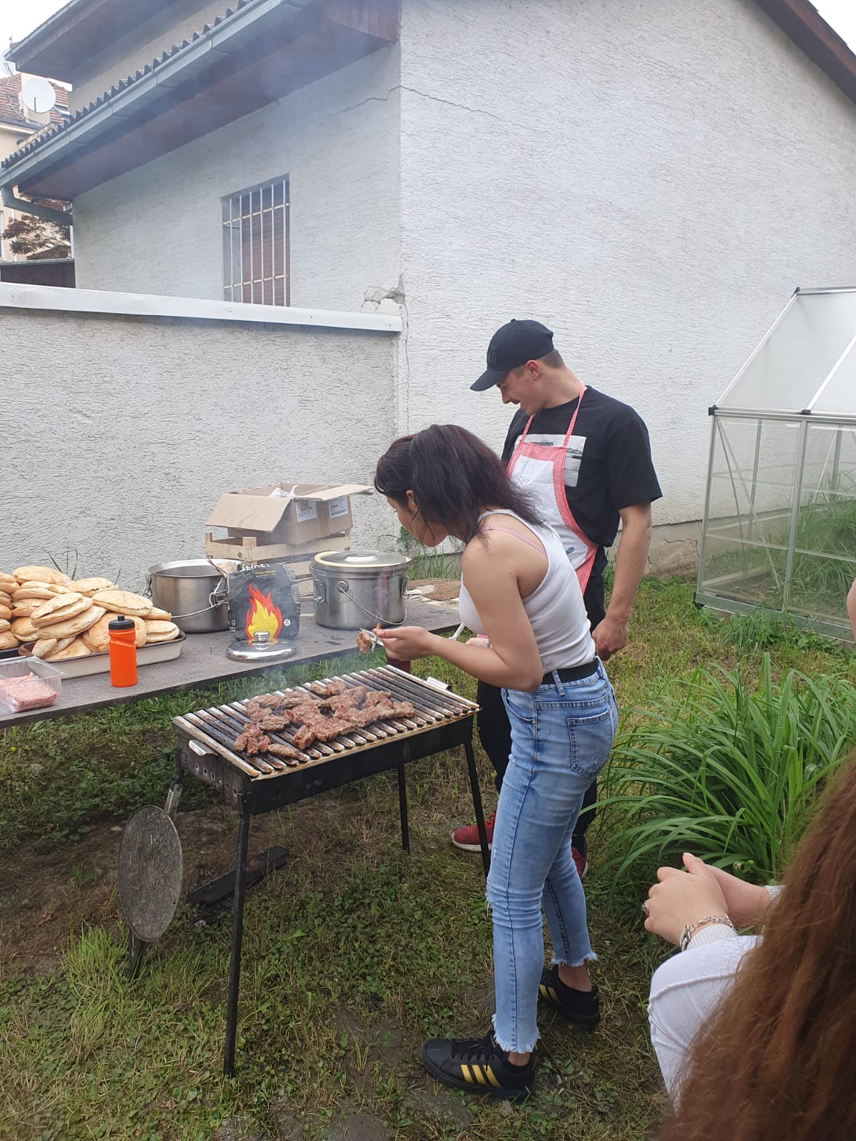 Korisnici Eron i Štefica roštiljaju.