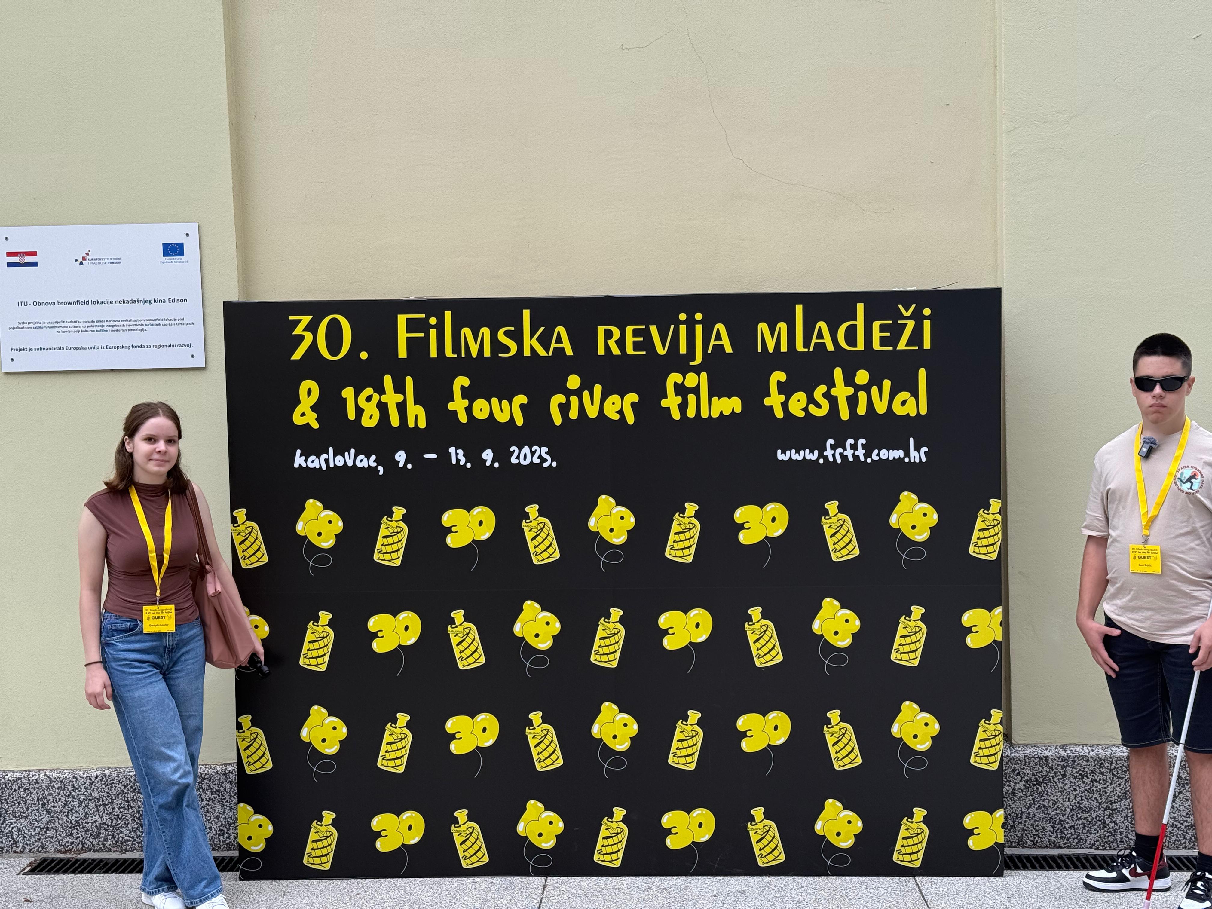 Deni i Danijela ispred službenog plakata festivala