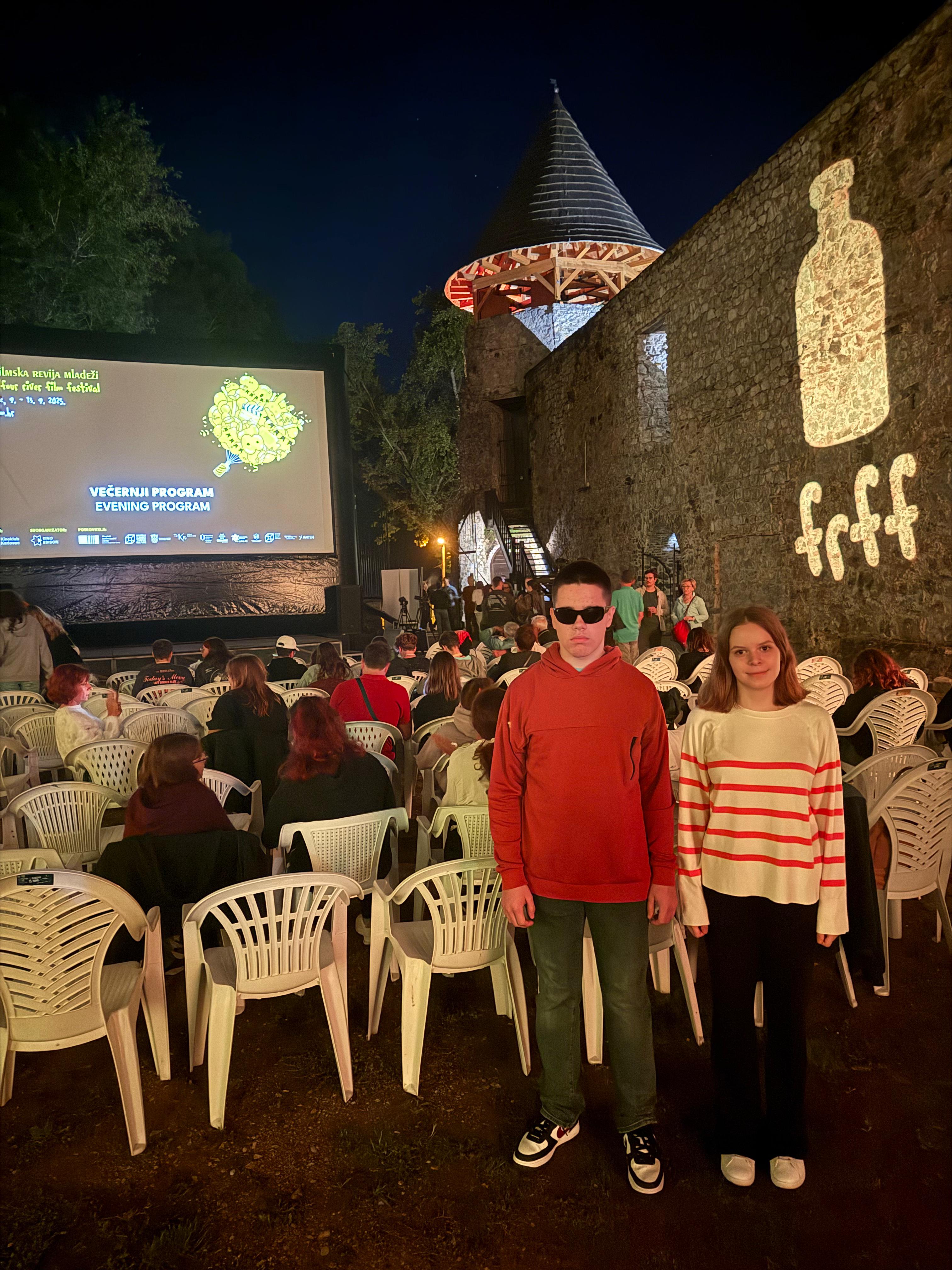 Deni i Danijela u dvorcu Novigrad na Dobri prije inkuzivne projekcije filma