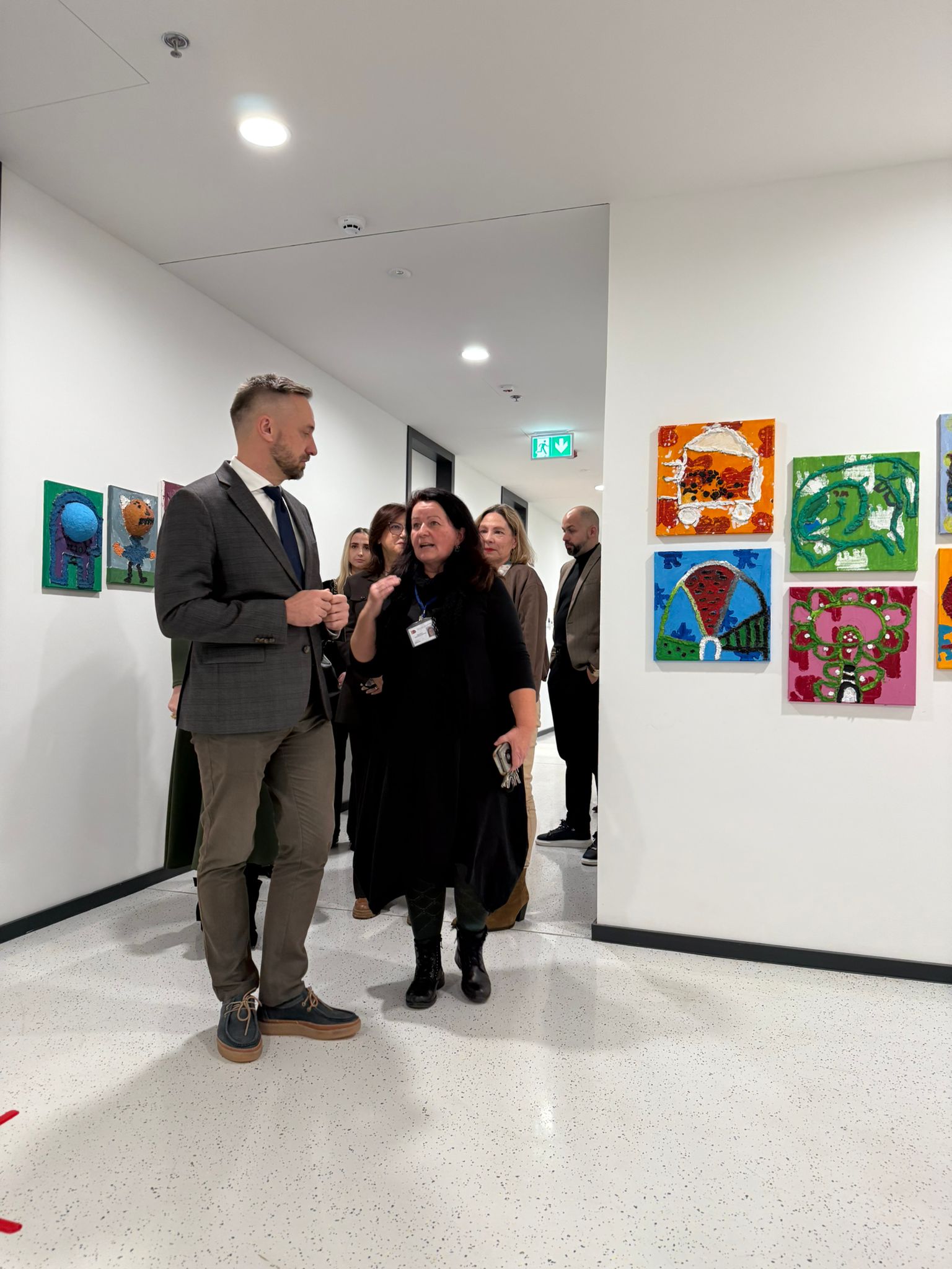 Voditeljica Odjela integracije, Anita Lukić, pokazuje ministru Piletiću novi prostor