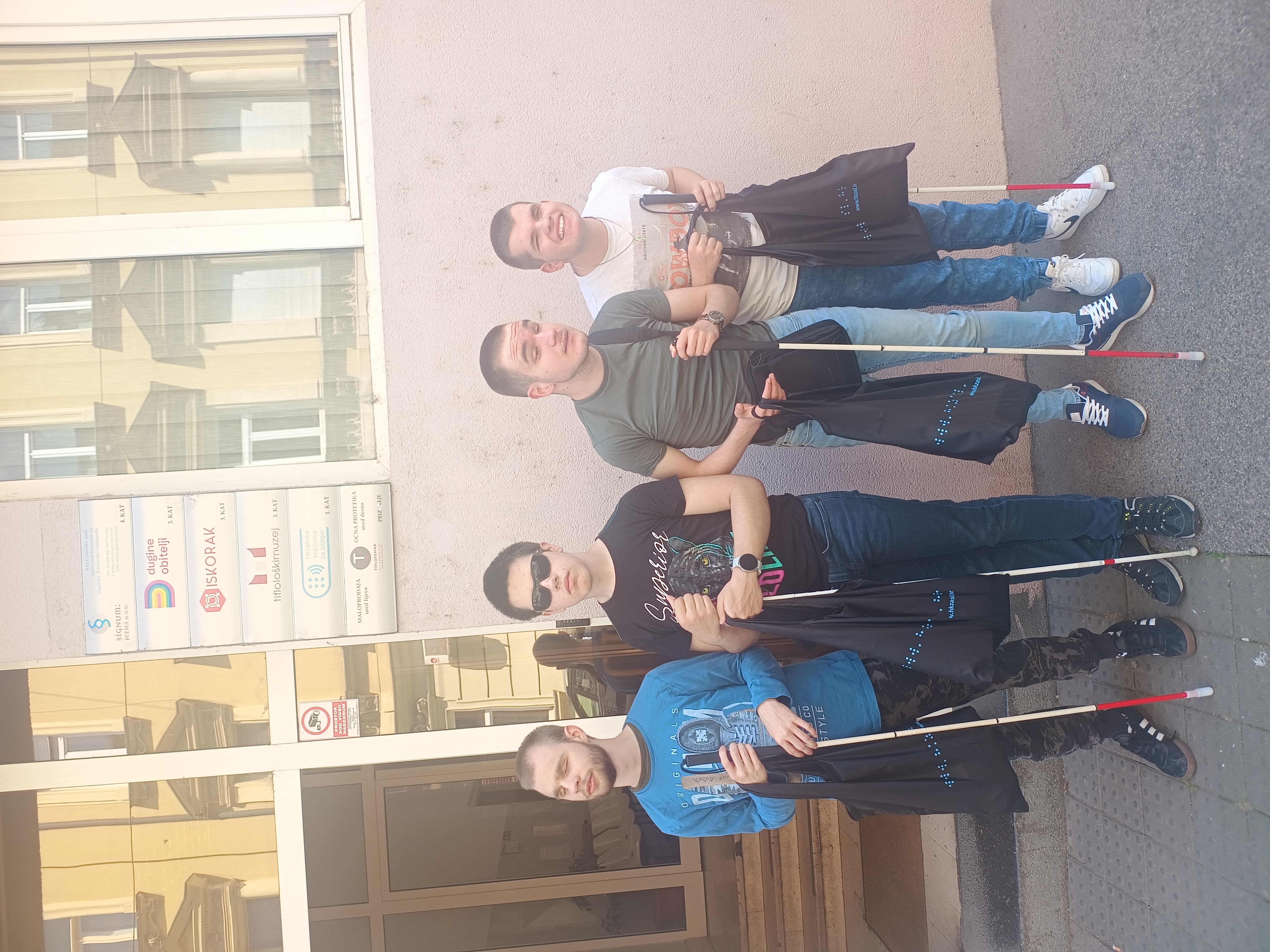 Dalibor, Deni, Mate i Lovro ispred knjižnice