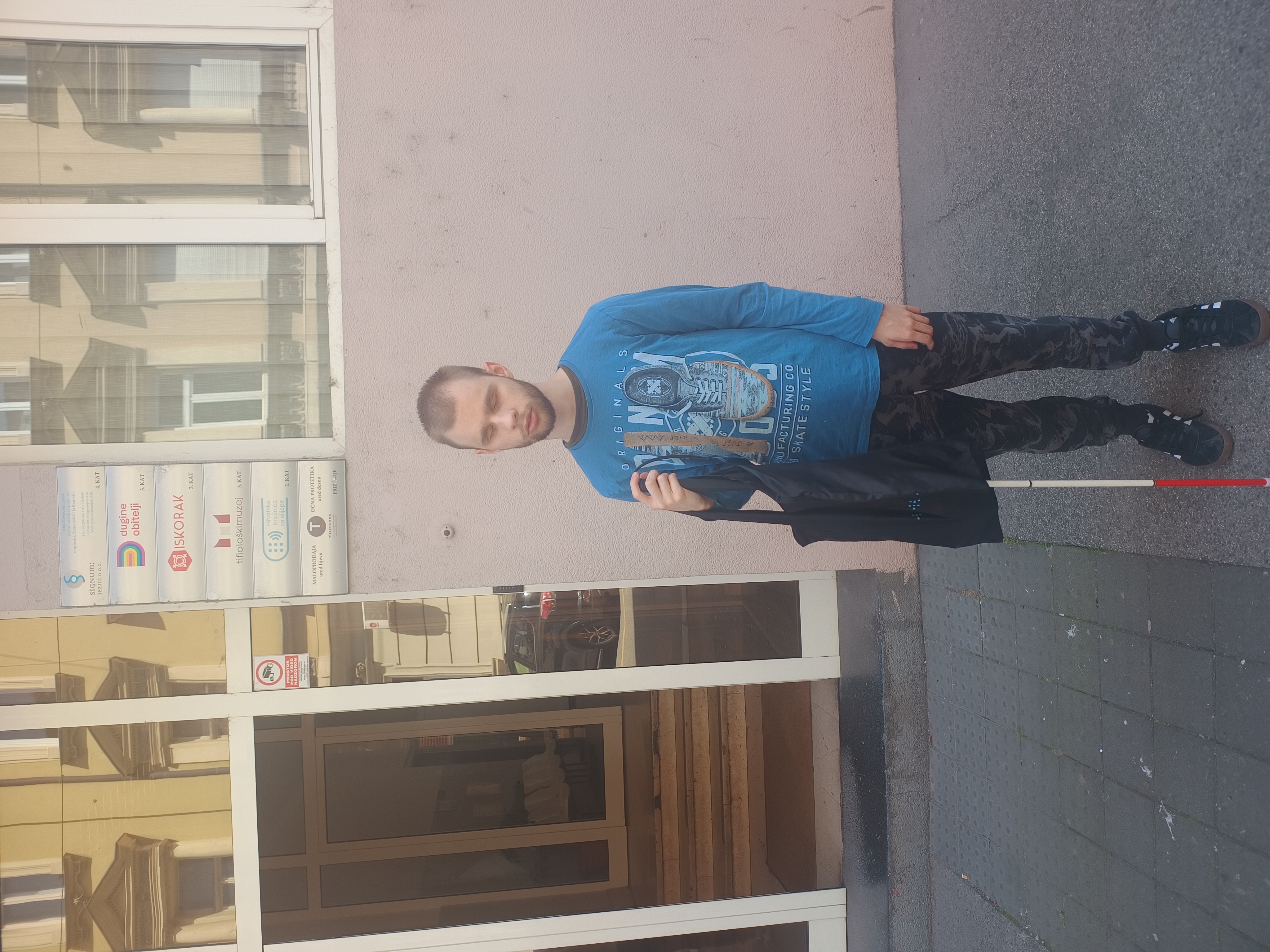 Dalibor ispred knjižnice