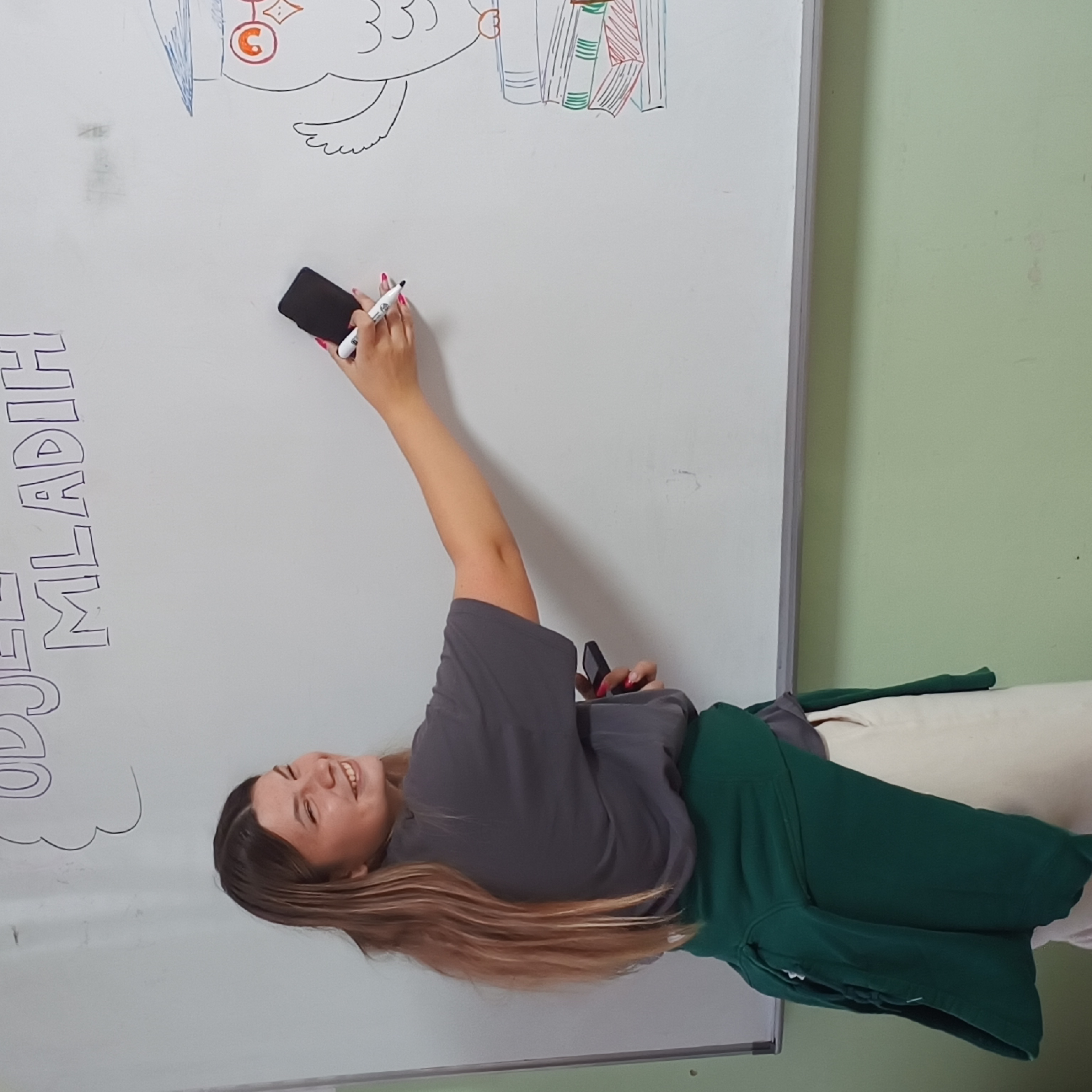 Kiara se smiješi i spužvom popravlja svoj crtež