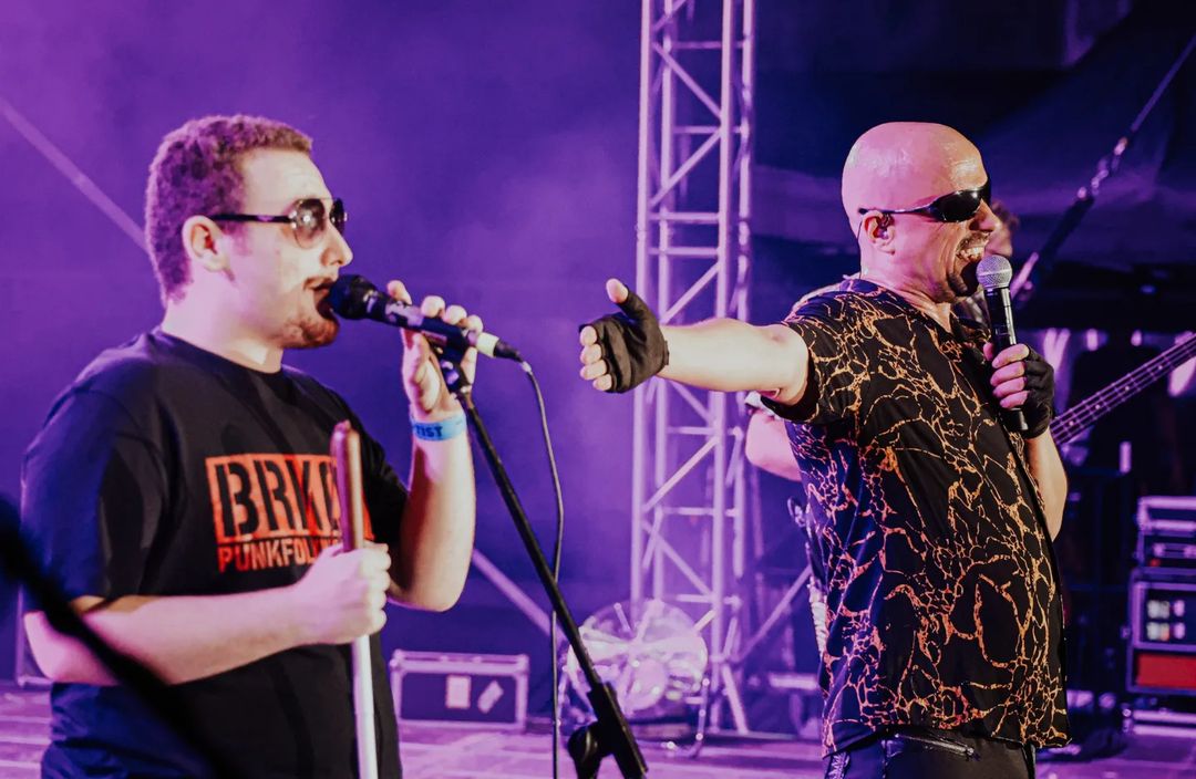 Marko nastupa na koncertu benda Brkovi