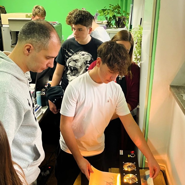 Gosti u posjetu Odjelu za izdavačku djelatnost na brajici i uvećanom tisku gdje se upoznaju s izradom taktilnih crteža