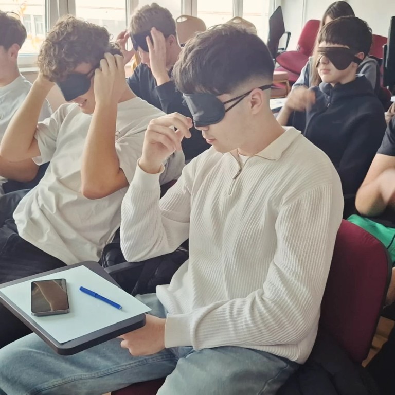 Učenici s povezima na radionici