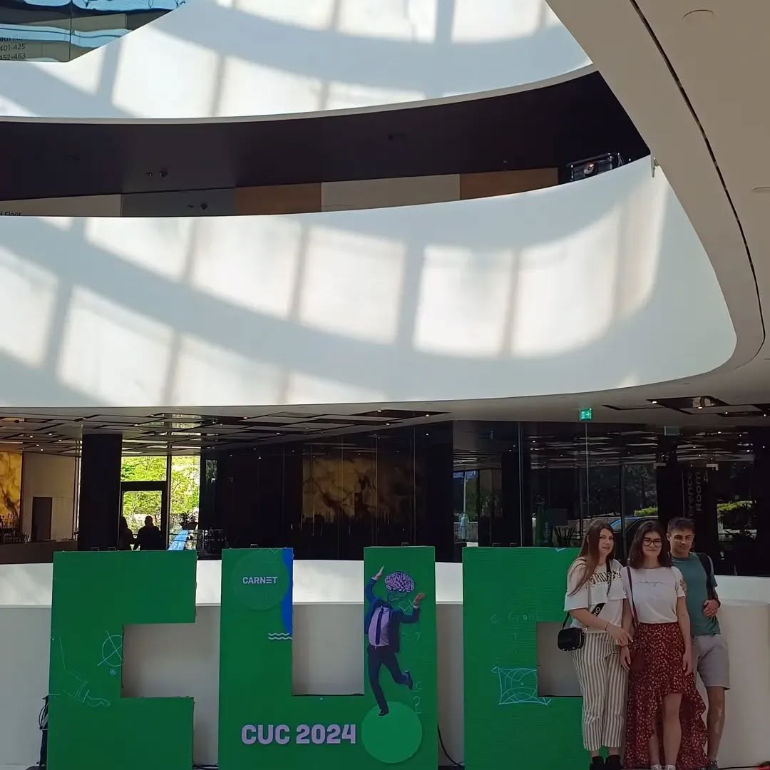 Eron, Maja i Kiara ispred znaka CUC