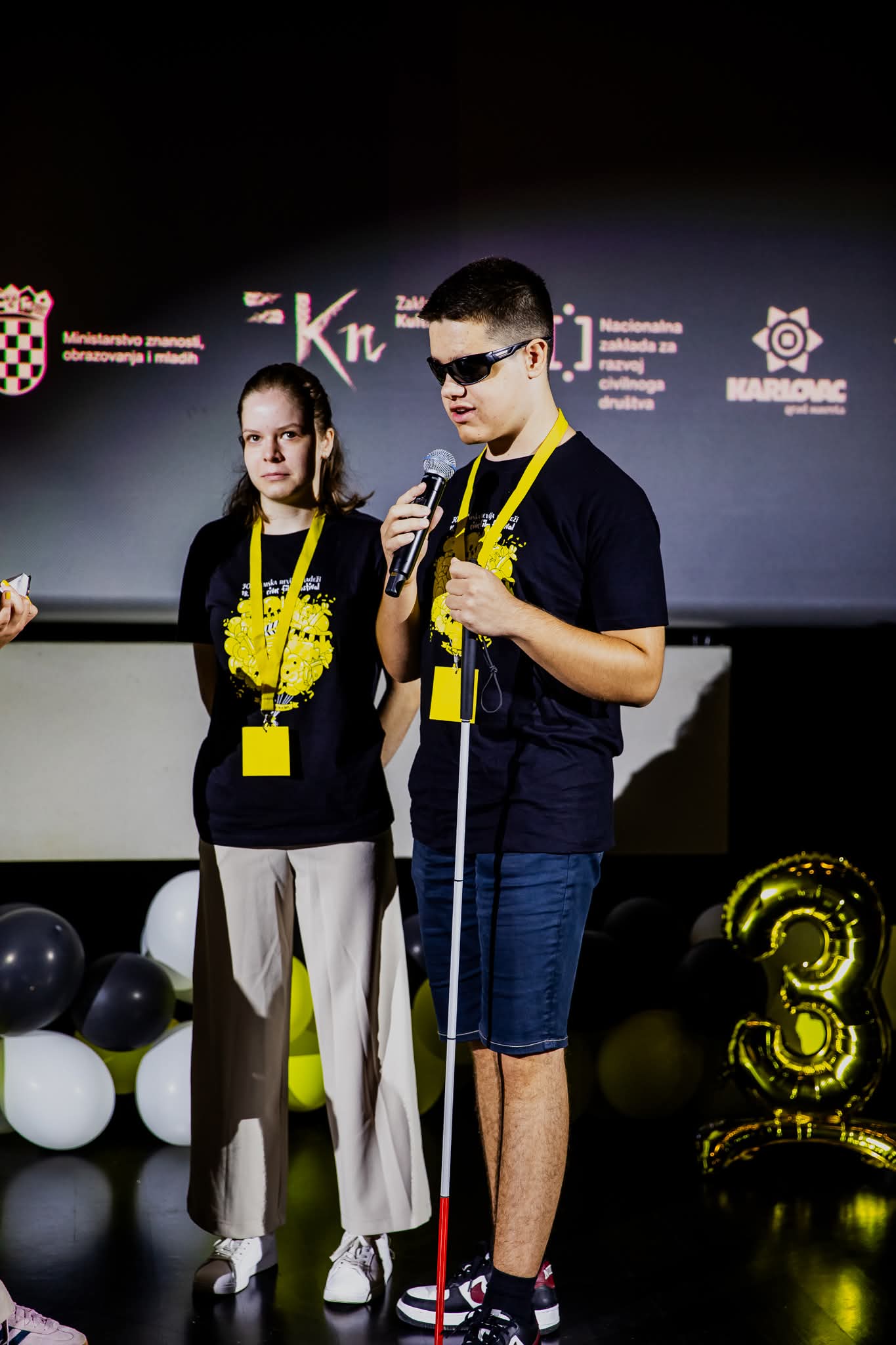 Deni i Danijela odgovaraju na pitanja na velikoj pozornici nakon premijere našeg filma