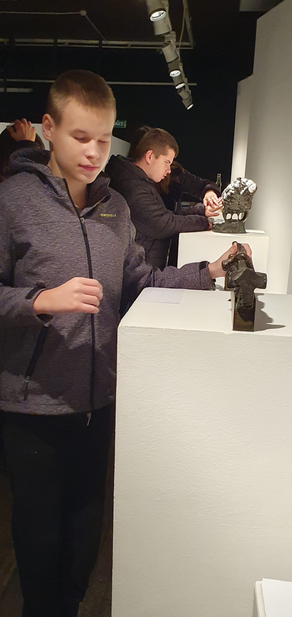 Slijepi učenik dodirom istražuje skulpturu