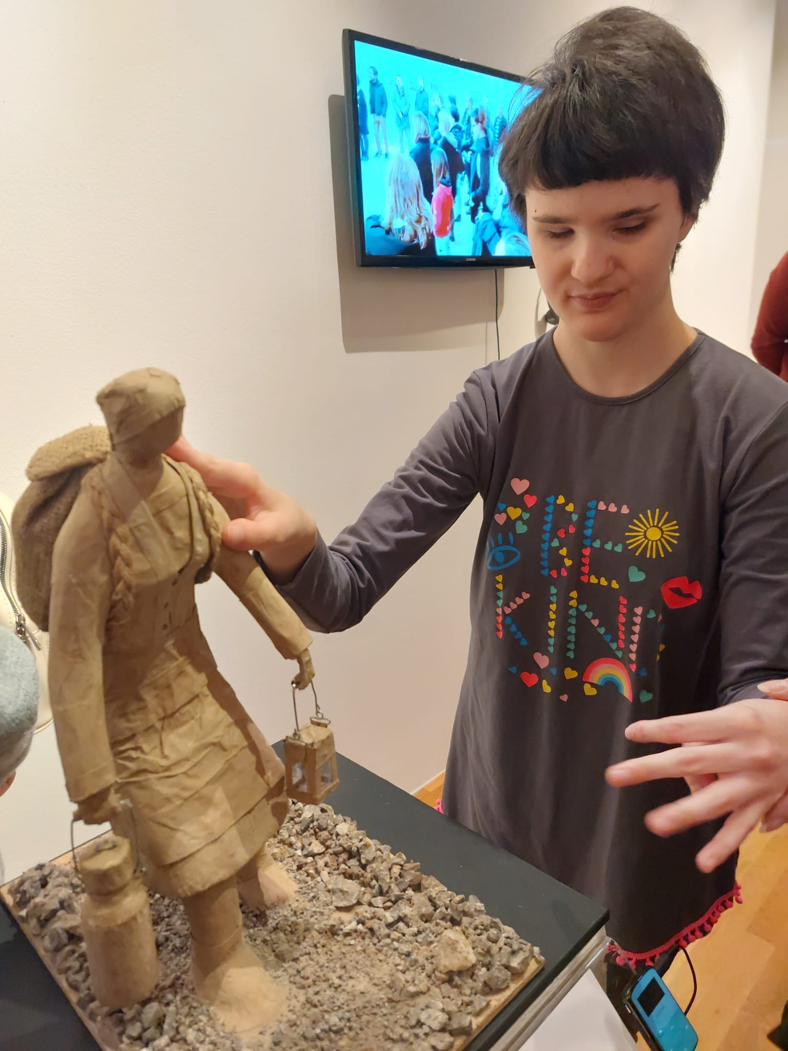 Učenica dodirom istražuje skulpturu od kaširanog papira