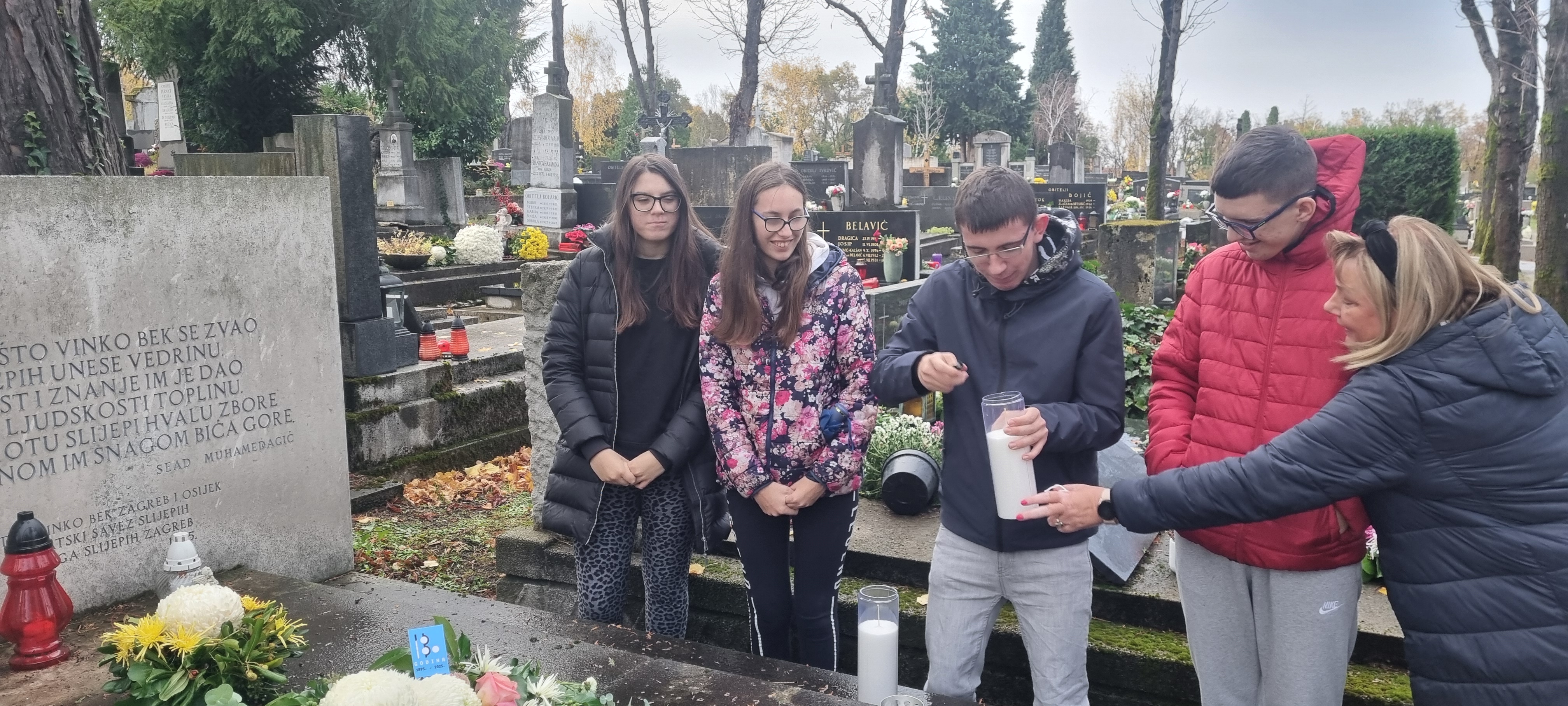 Paljenje svijeće kod groba