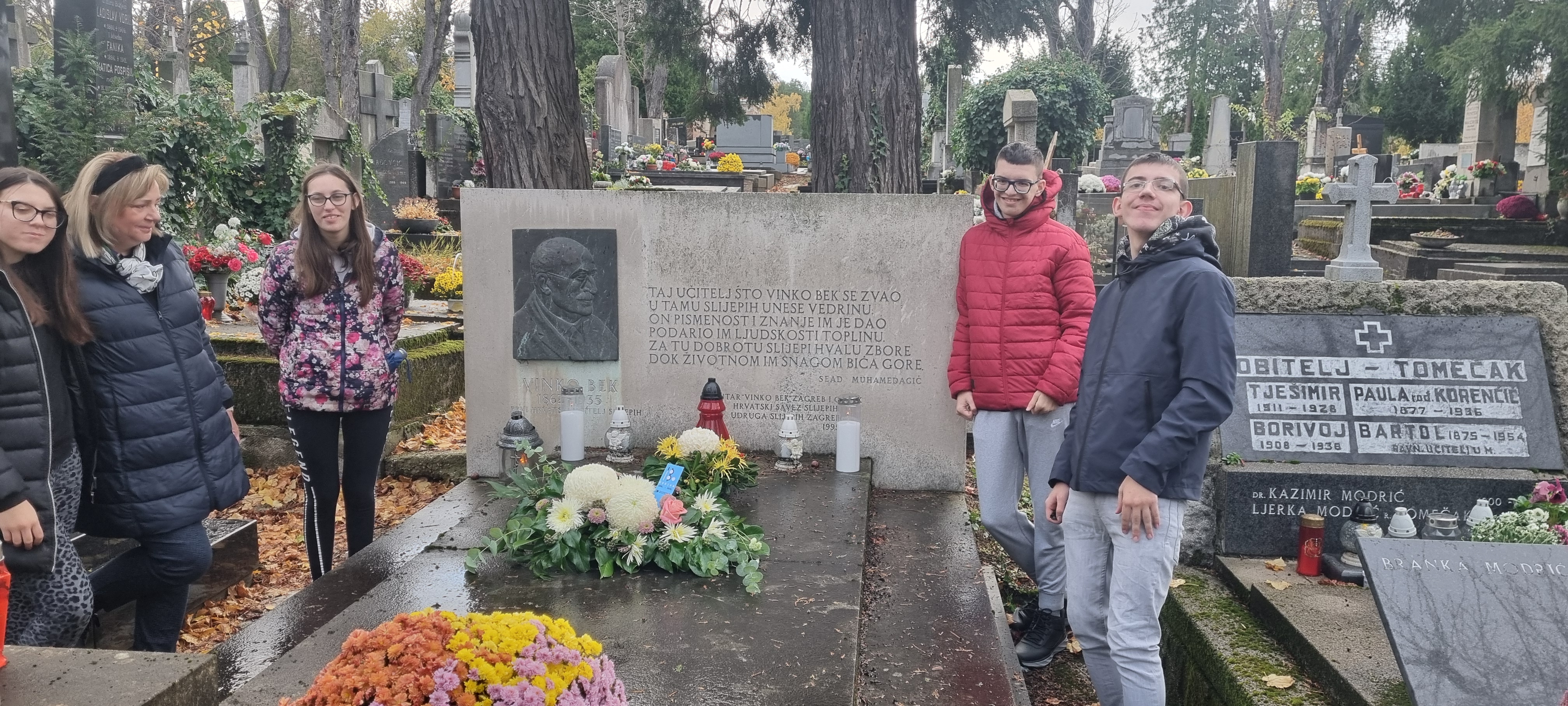 Grupa pozira uz grob Vinka Beka