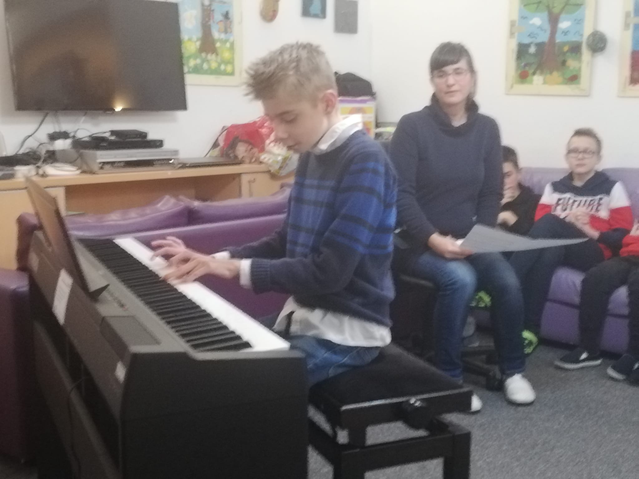 Učenik svira klavir