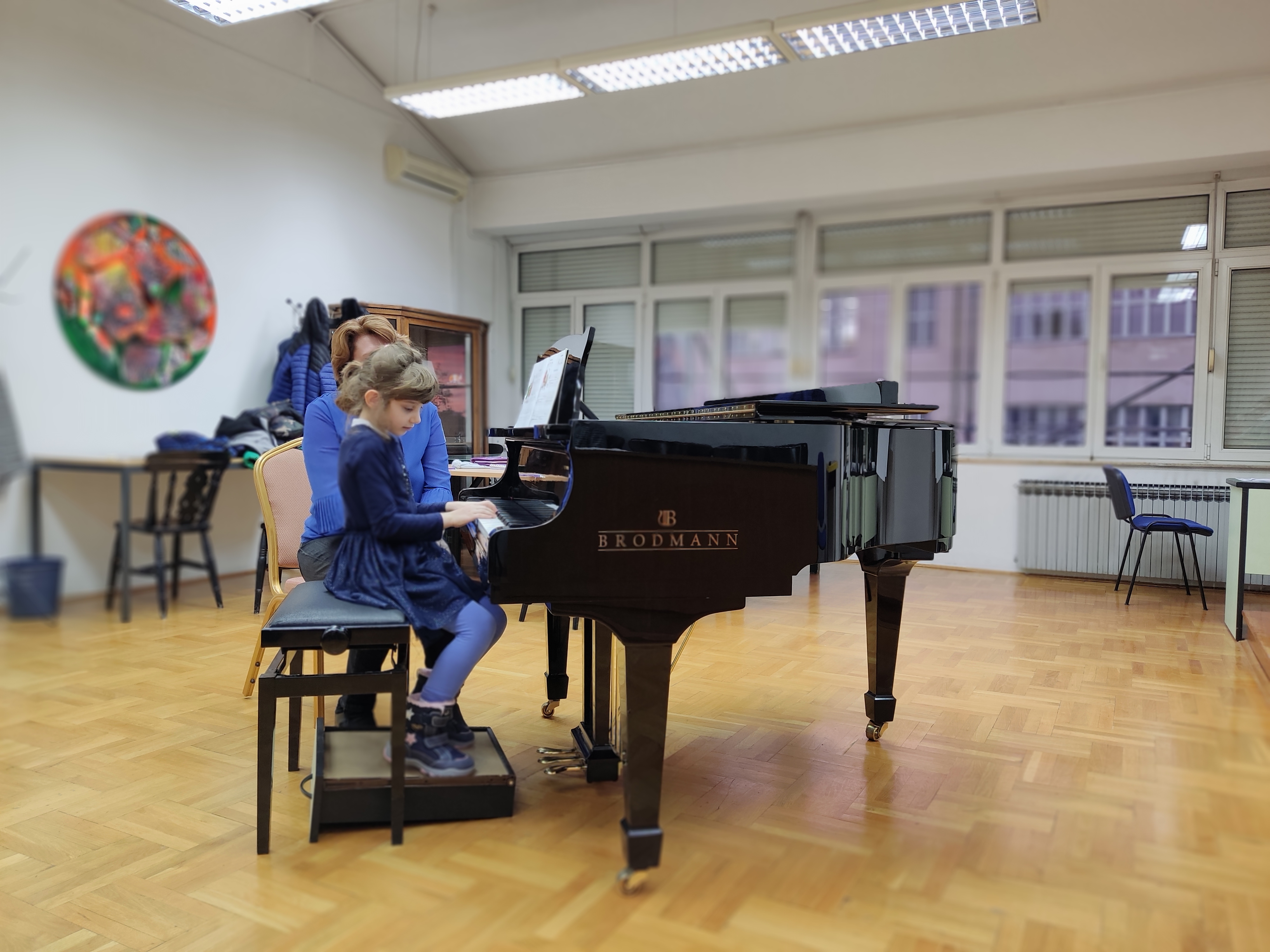 Učenica svira klavir