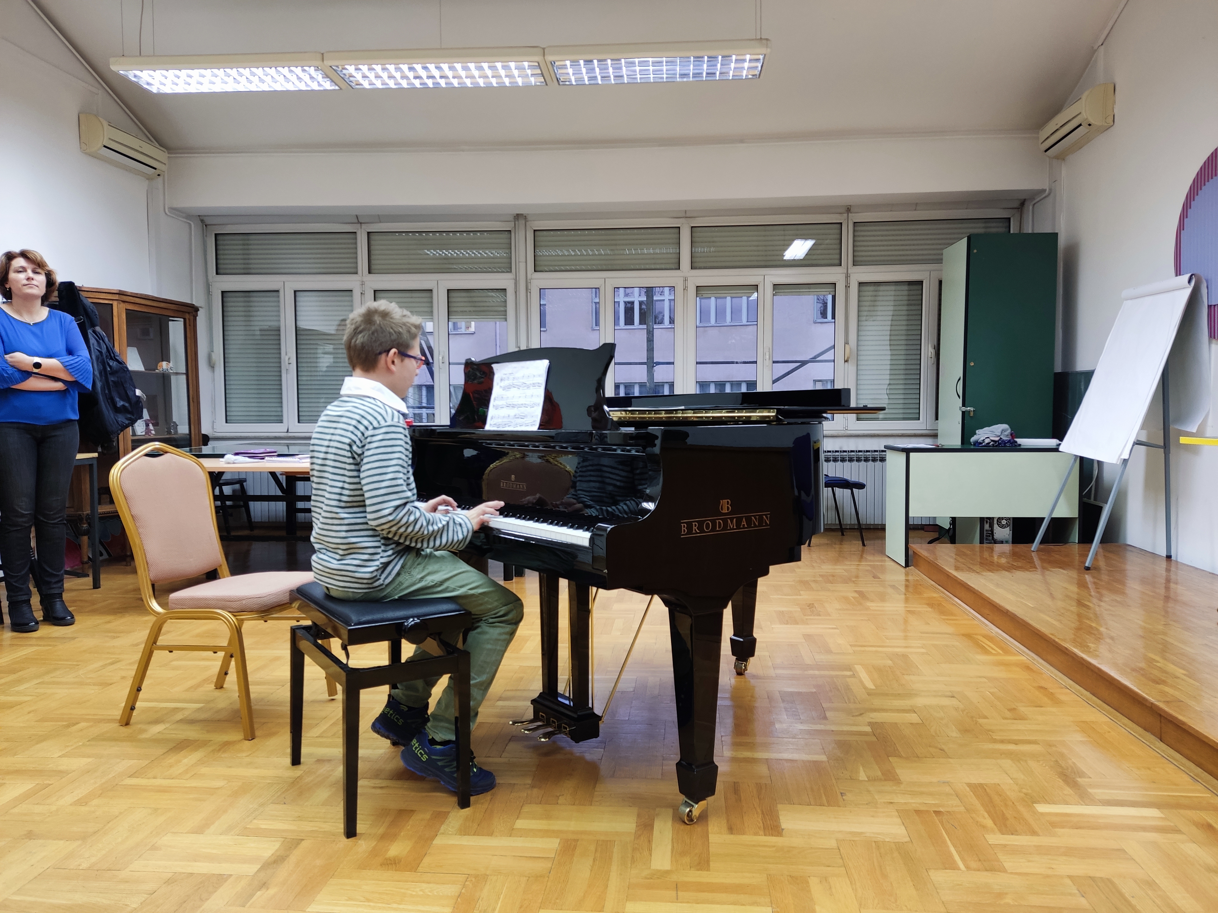 Učenik nastupa na klaviru