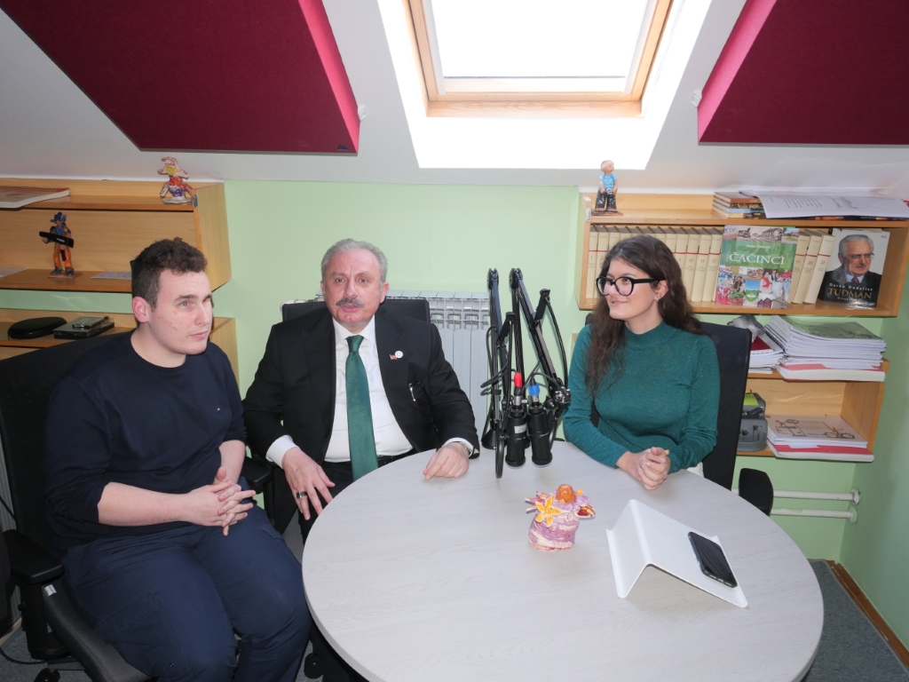 Marko i Maja u studiu s predsjenikom turskog parlamenta Mustafom Sentopom