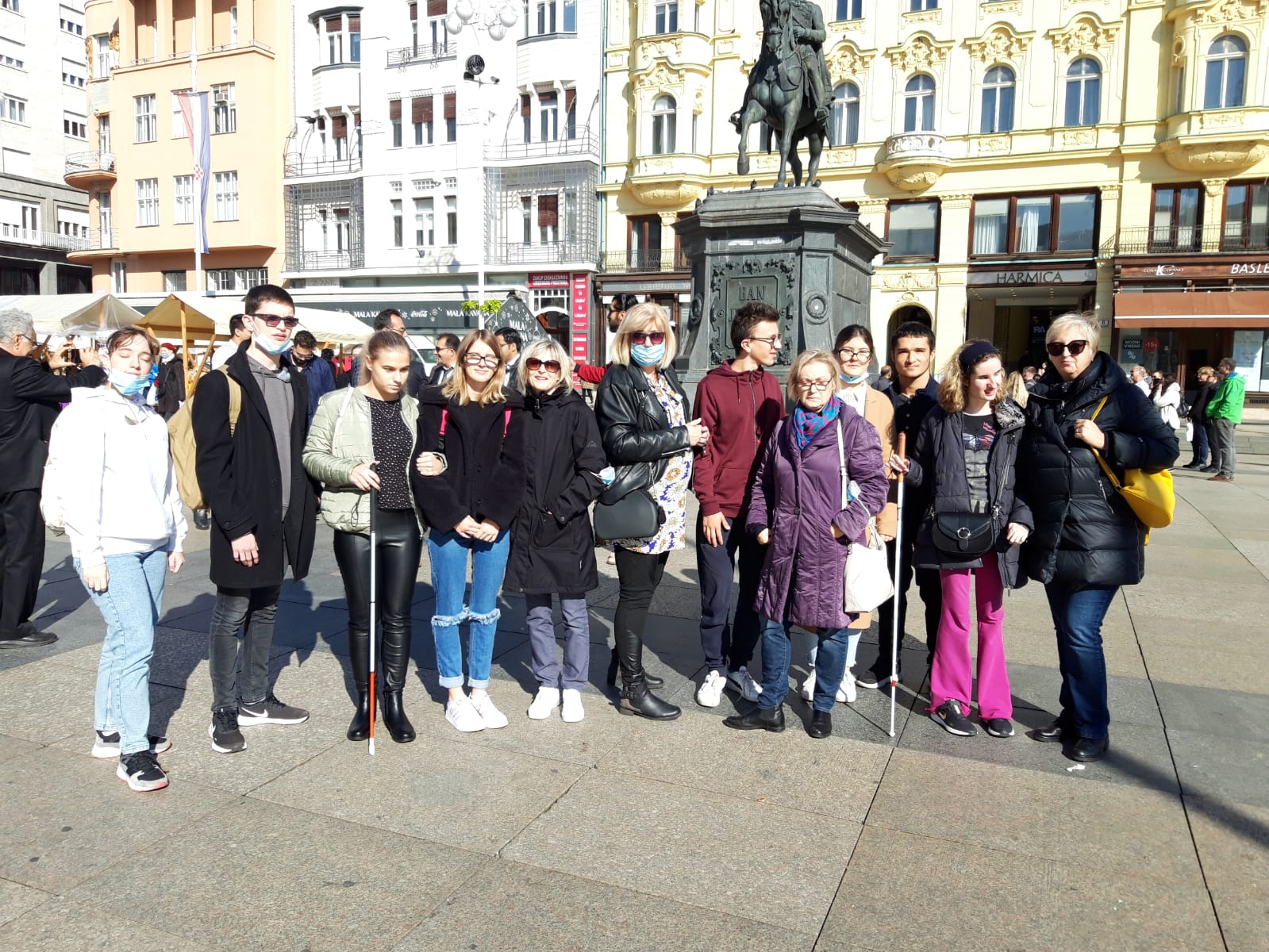 Nastavnici i učenici ispred konja na Trgu bana Jelačića
