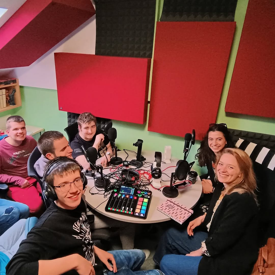 Lovro, Mate, Antonio iMario s članicama udruge Punctum u studiju