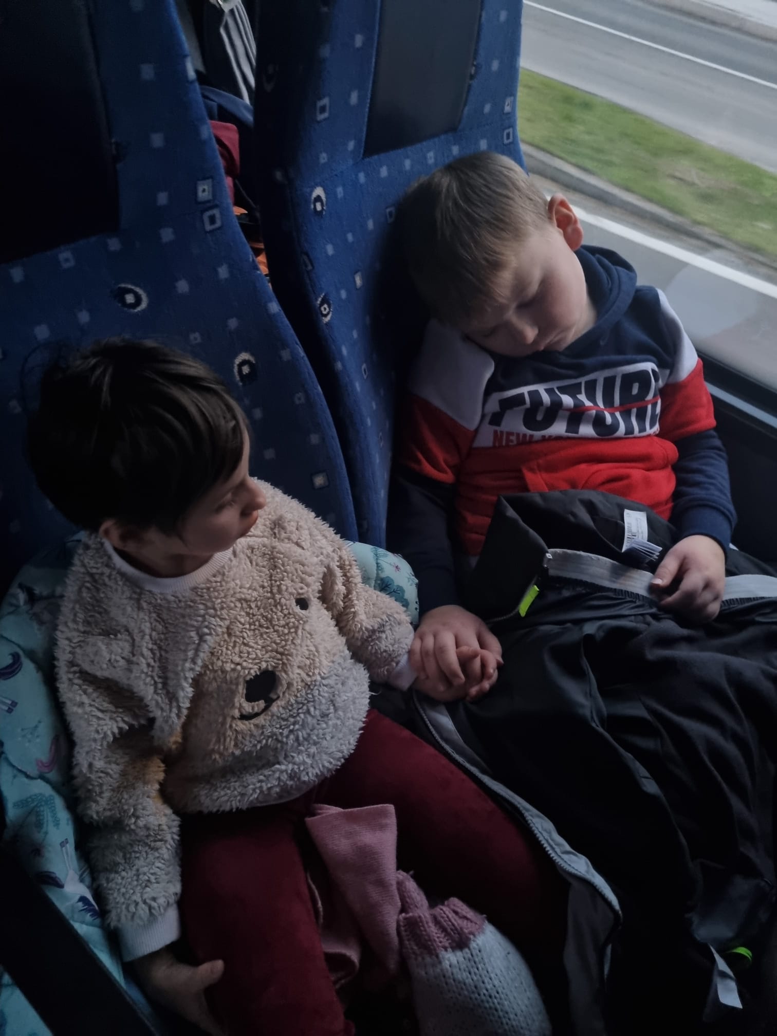 Učenik i uečnica spavaju u busu držeći se za ruke