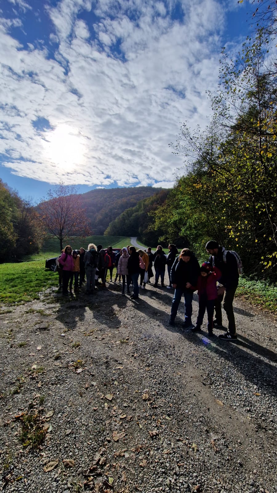 Učenici na početku šetnje prema Gorskom zrcalu