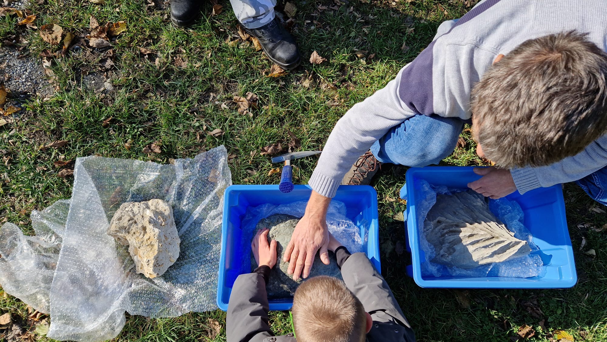 učenici istražuju primjerke stijene